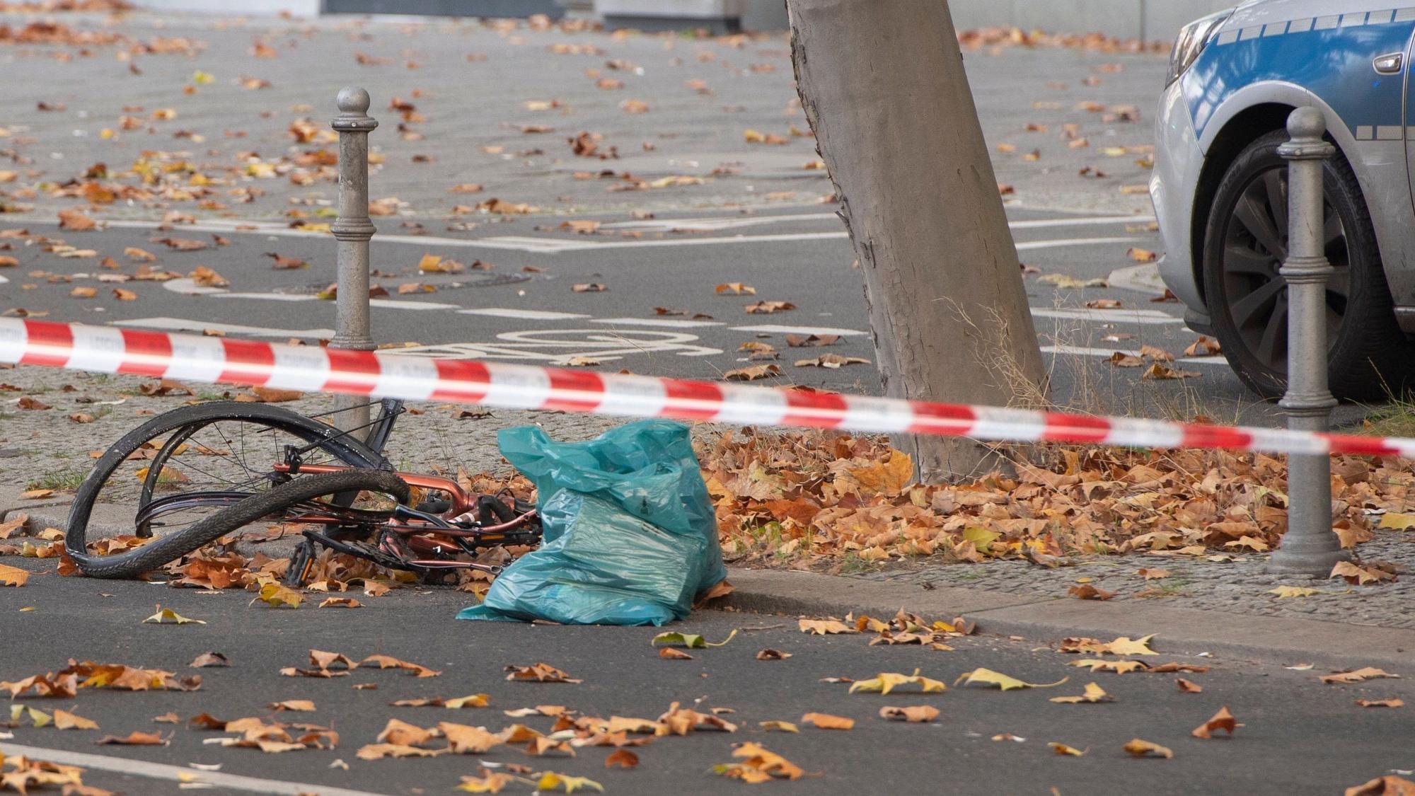 Kaputtes Fahrrad liegt nach einem Unfall am Straßenrand.