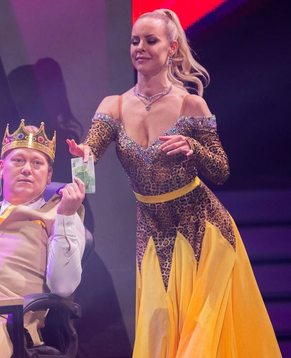 „Knossi“ gibt seiner Tanzpartnerin Isabel Edvardsson im Rahmen der Show „Let's Dance“ einen Geldschein