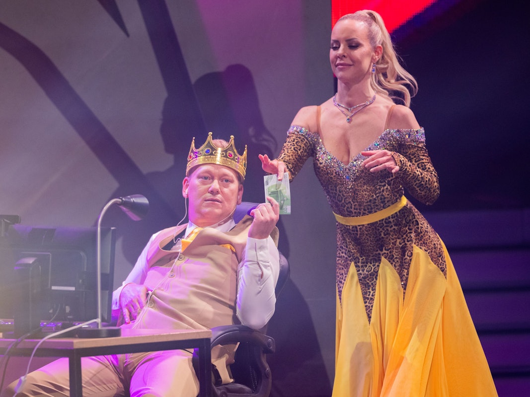 „Knossi“ gibt seiner Tanzpartnerin Isabel Edvardsson im Rahmen der Show „Let's Dance“ einen Geldschein