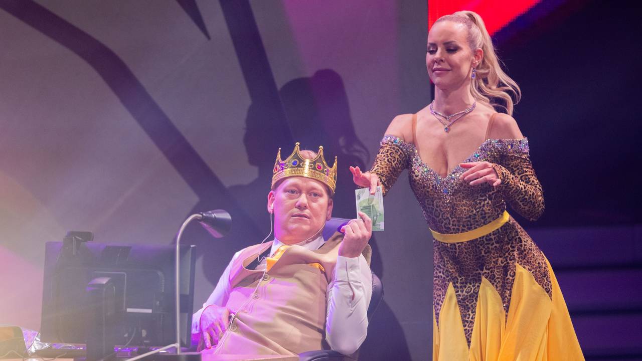 „Knossi“ gibt seiner Tanzpartnerin Isabel Edvardsson im Rahmen der Show „Let's Dance“ einen Geldschein