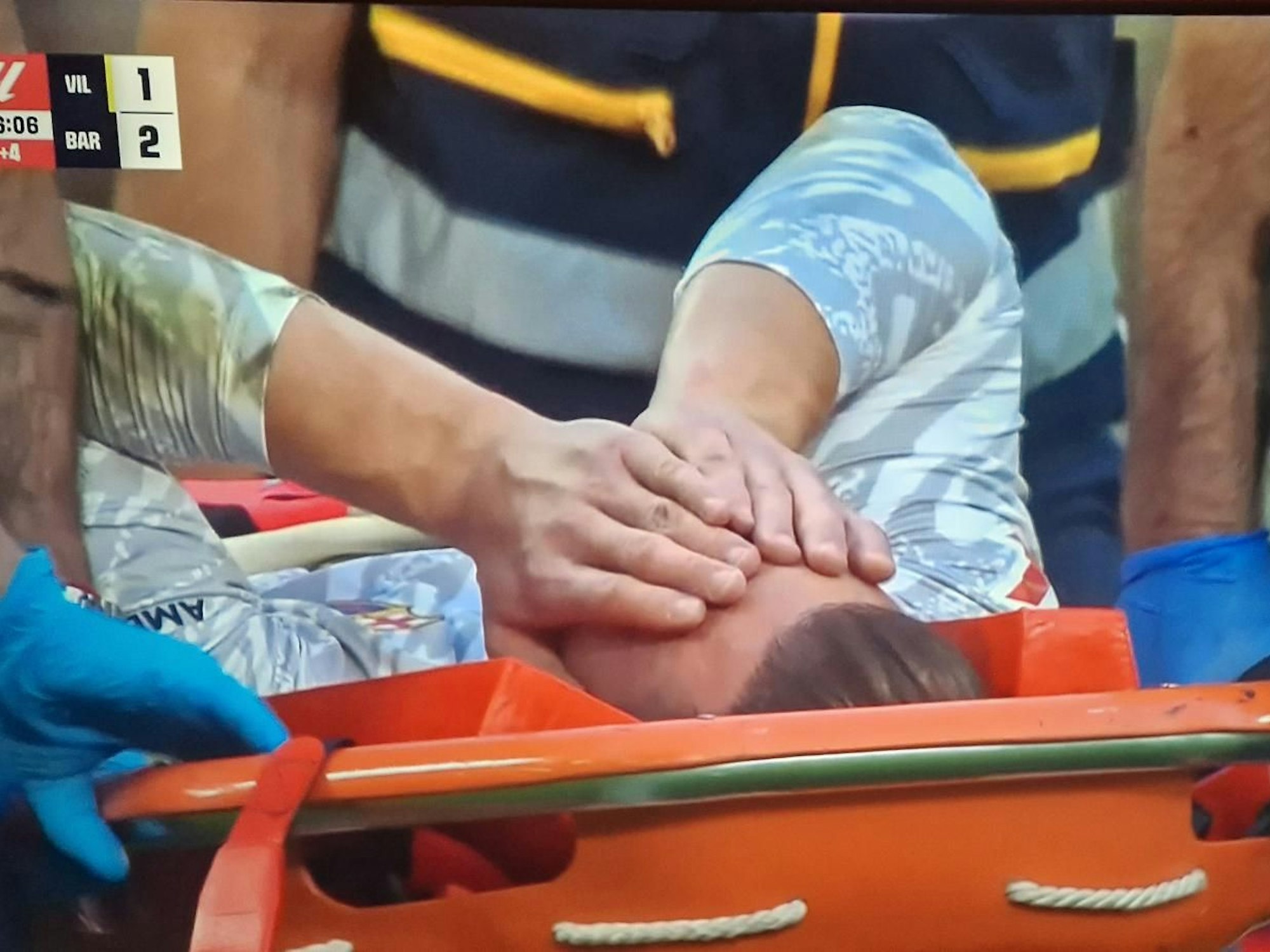 Marc-Andre ter Stegen musste am Sonntag (22. September 2024) beim Spiel des FC Barcelona beim FC Villareal auf einer Trage vom Feld gebracht werden.