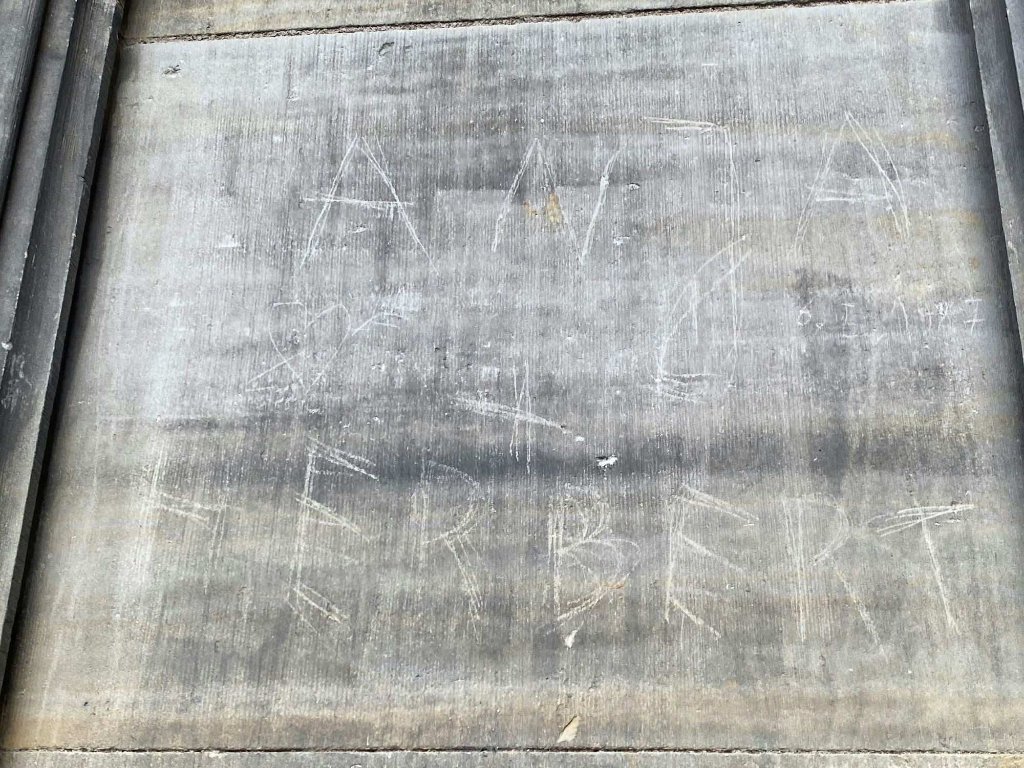 „Anja + Herbert“ steht eingeritzt auf der Fassade des Kölner Doms.