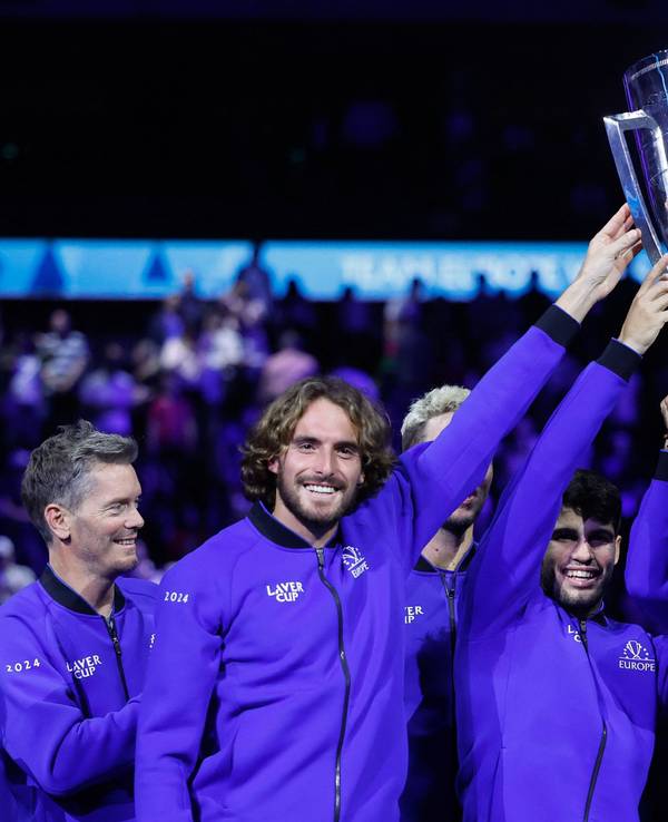 Alexander Zverev feiert den Sieg mit Team Europa.