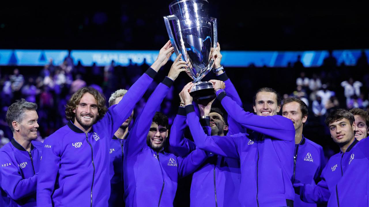 Alexander Zverev feiert den Sieg mit Team Europa.