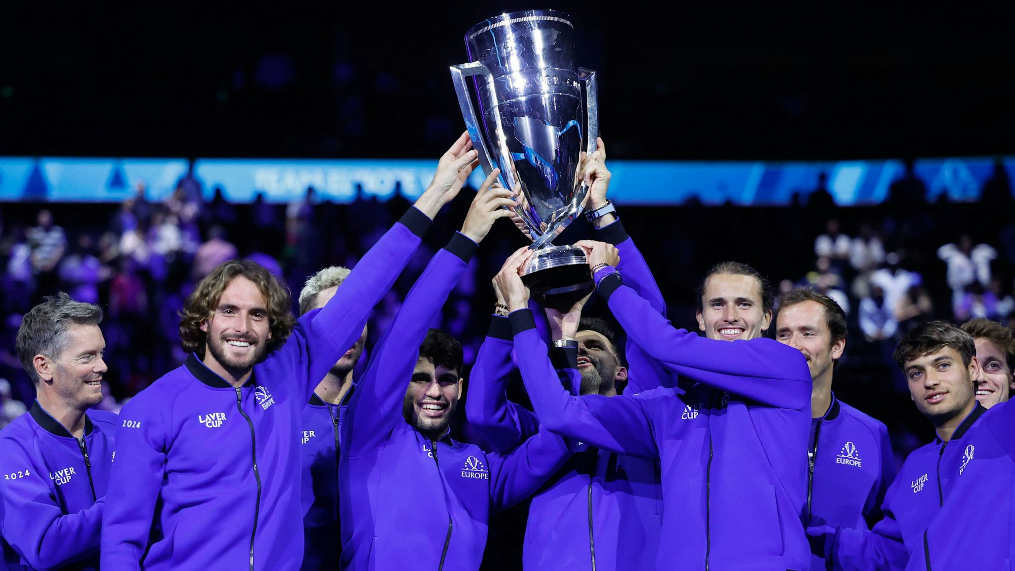 Alexander Zverev feiert den Sieg mit Team Europa.