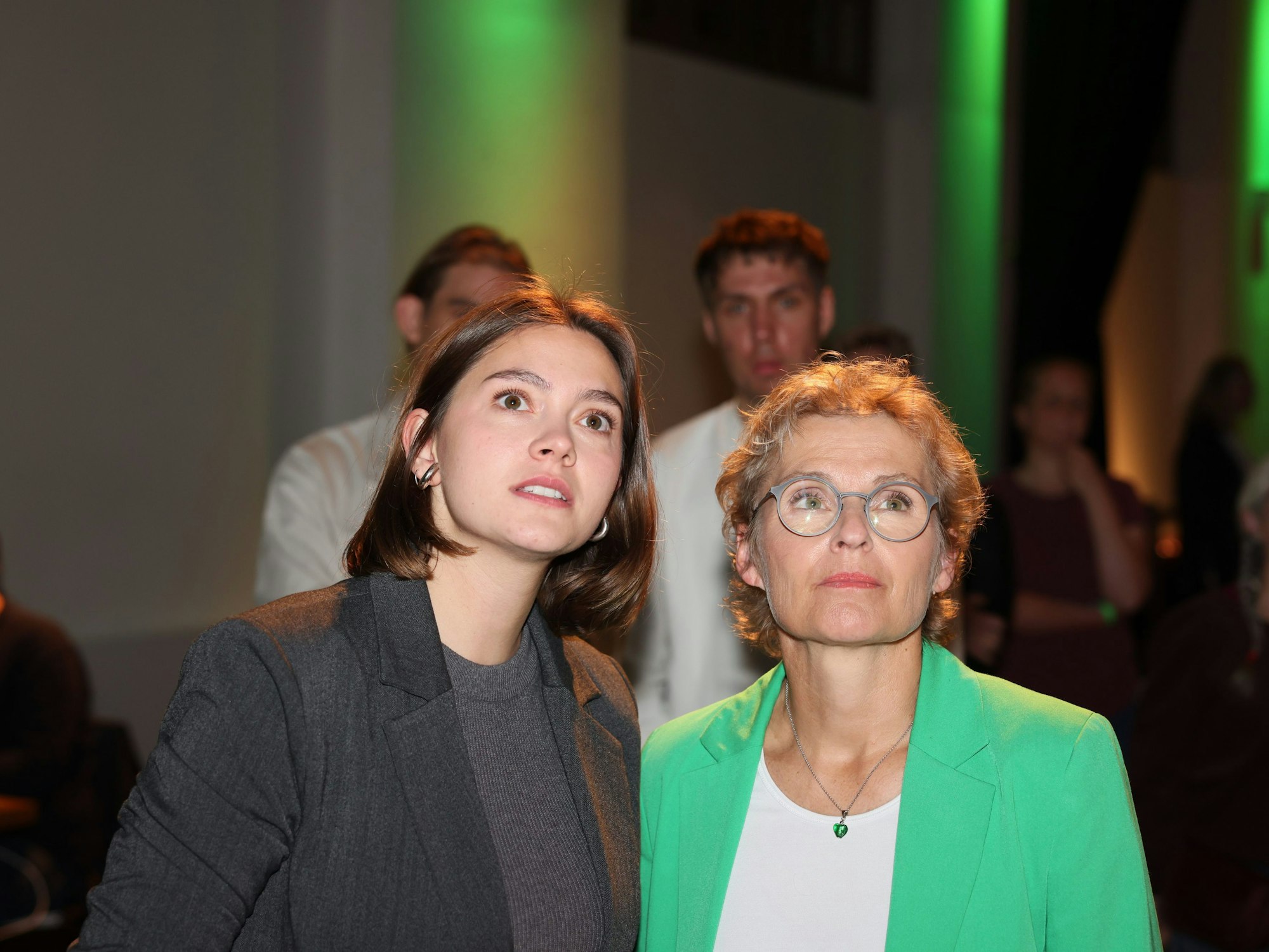 Hanna Große Holtrup (l.), Landesvorsitzende der Grünen in Brandenburg, und Spitzenkandidatin Antje Töpfer bei der Wahlparty in Potsdam.