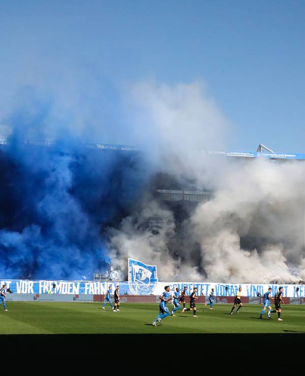 Beim Duell mit dem KSC am 22. September 2024 schockieren die Magdeburger-Ultras mit einem fragwürdigen Banner.