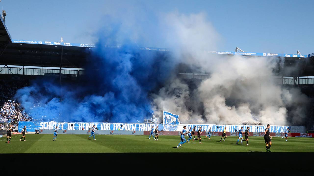 Beim Duell mit dem KSC am 22. September 2024 schockieren die Magdeburger-Ultras mit einem fragwürdigen Banner.