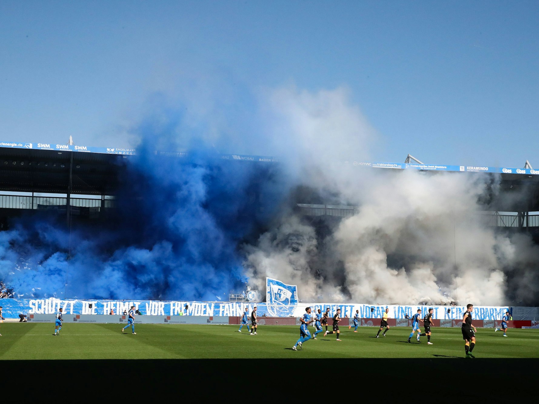 Beim Duell mit dem KSC am 22. September 2024 schockieren die Magdeburger-Ultras mit einem fragwürdigen Banner.