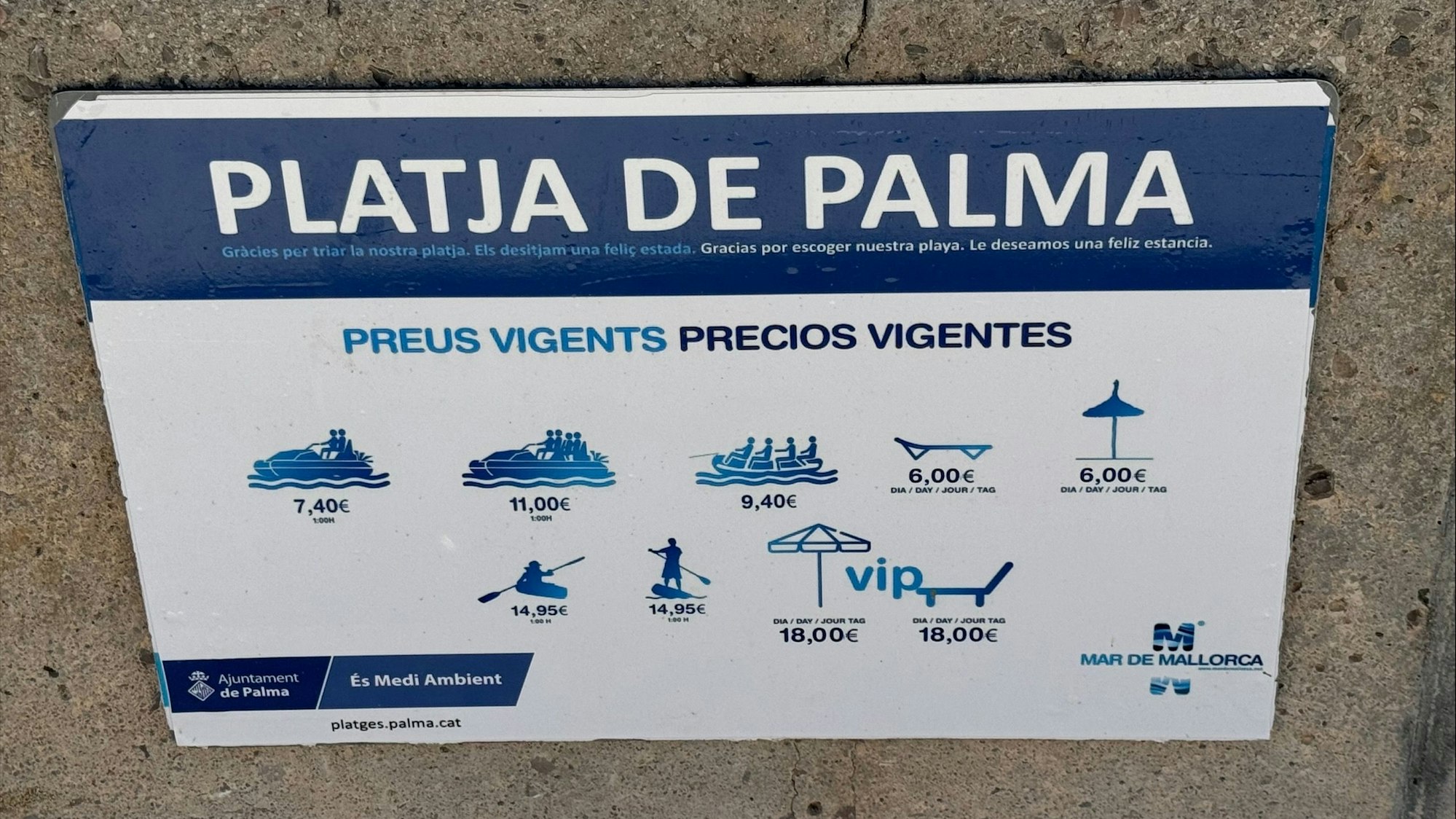 Das Foto zeigt die aktuellen Preise für Strandliegen, Schirme und Co. an der Playa de Palma auf Mallorca.