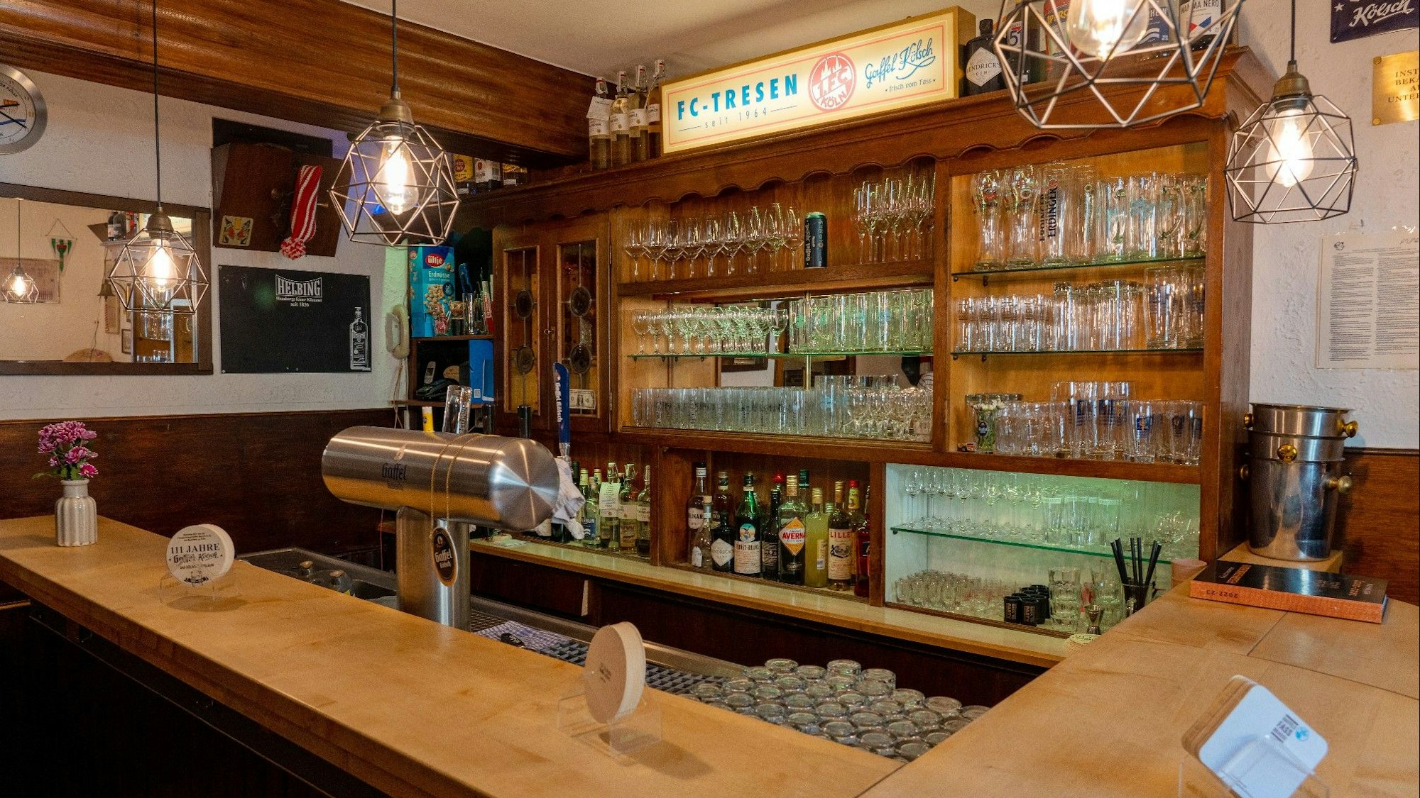 Blick in das „Ringströßje“ mit dem kultigen FC-Tresen.