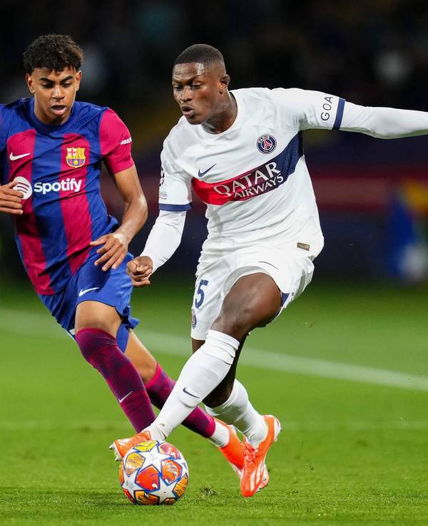 Nuno Mendes und Lamine Yamal bei einem Zweikampf im Champions-League-Spiel zwischen Paris und Barcelona.