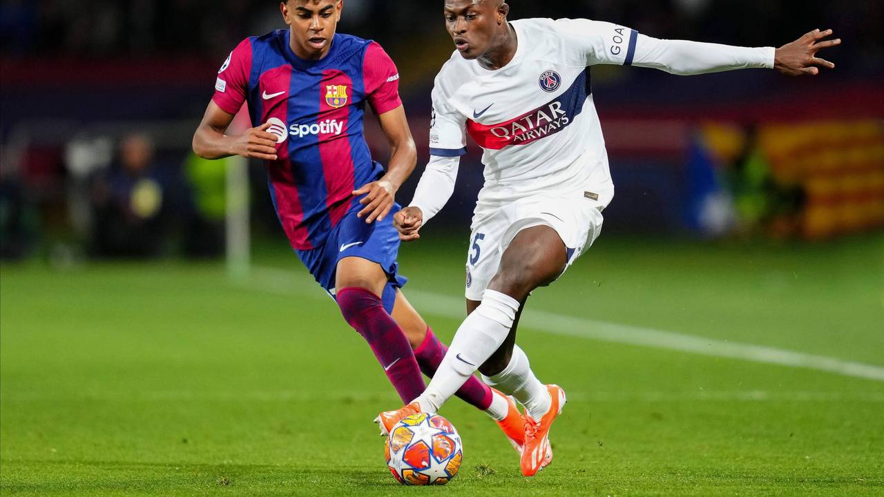 Nuno Mendes und Lamine Yamal bei einem Zweikampf im Champions-League-Spiel zwischen Paris und Barcelona.