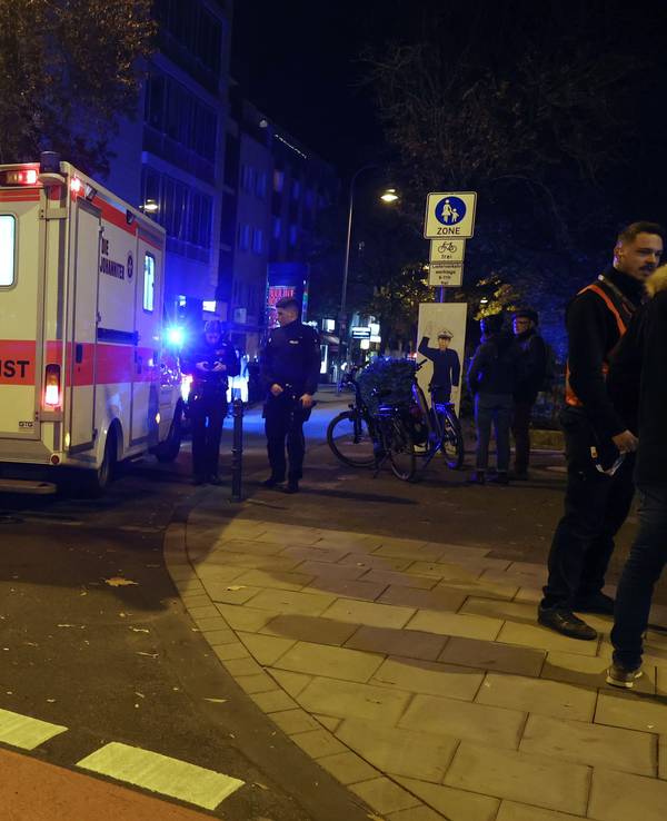 Krankenwagen steht in einer gesperrten Straße an einer Unfallstelle in Köln.