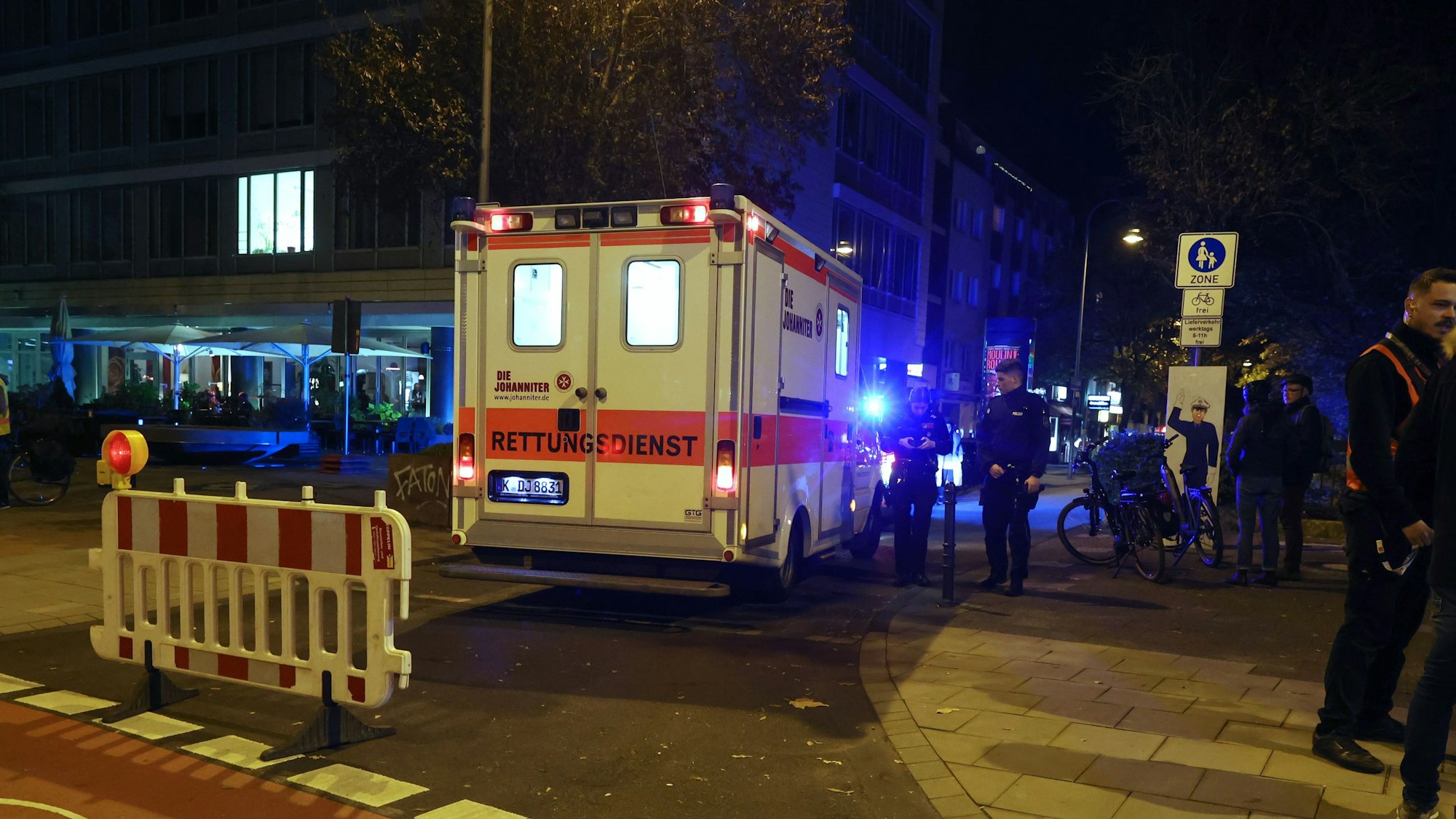 Krankenwagen steht in einer gesperrten Straße an einer Unfallstelle in Köln.
