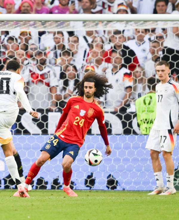 Marc Cucurella (24) blockt einen Schuss von Jamal Musiala (10) mit der linken Hand.