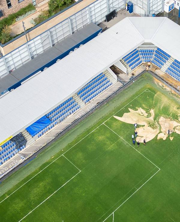 Der Platz im Stadion des AFC Wimbledon wurde durch starke Regenfälle in Mitleidenschaft gezogen, es entstand ein Erdloch. (Foto: 23. September 2024)