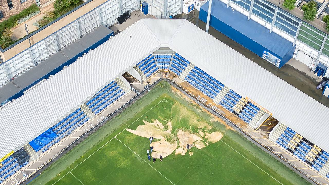 Der Platz im Stadion des AFC Wimbledon wurde durch starke Regenfälle in Mitleidenschaft gezogen, es entstand ein Erdloch. (Foto: 23. September 2024)