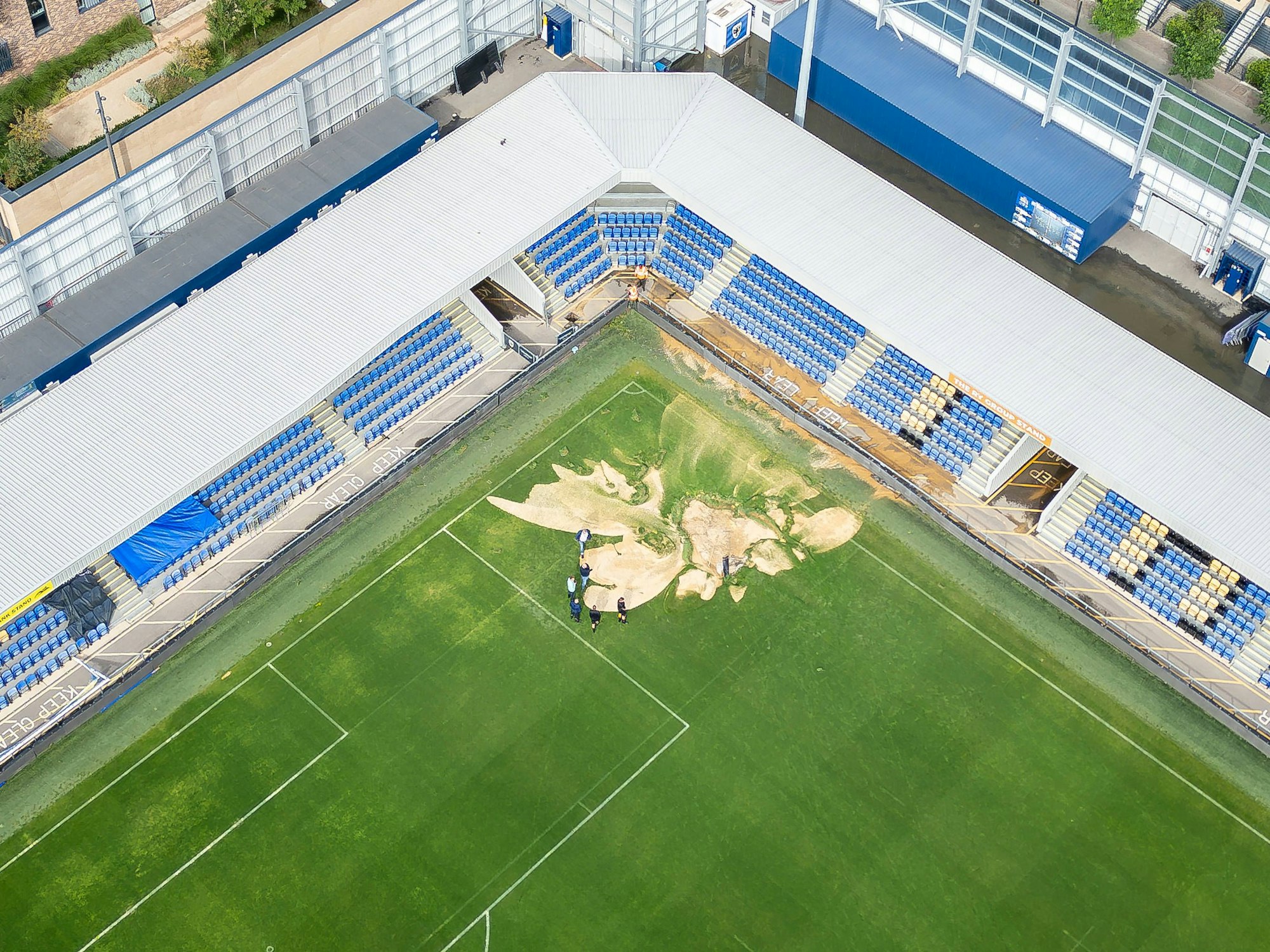 Der Platz im Stadion des AFC Wimbledon wurde durch starke Regenfälle in Mitleidenschaft gezogen, es entstand ein Erdloch. (Foto: 23. September 2024)