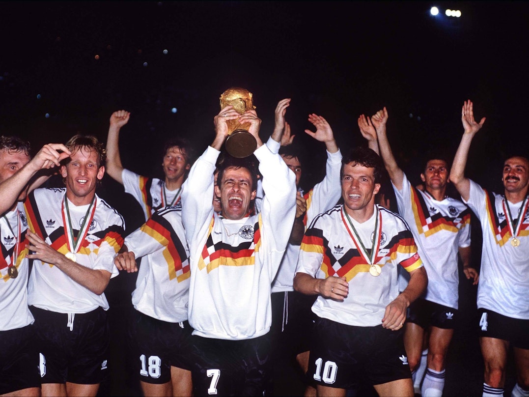 Pierre Littbarski und seine Teamkollegen feiern den WM-Titel.