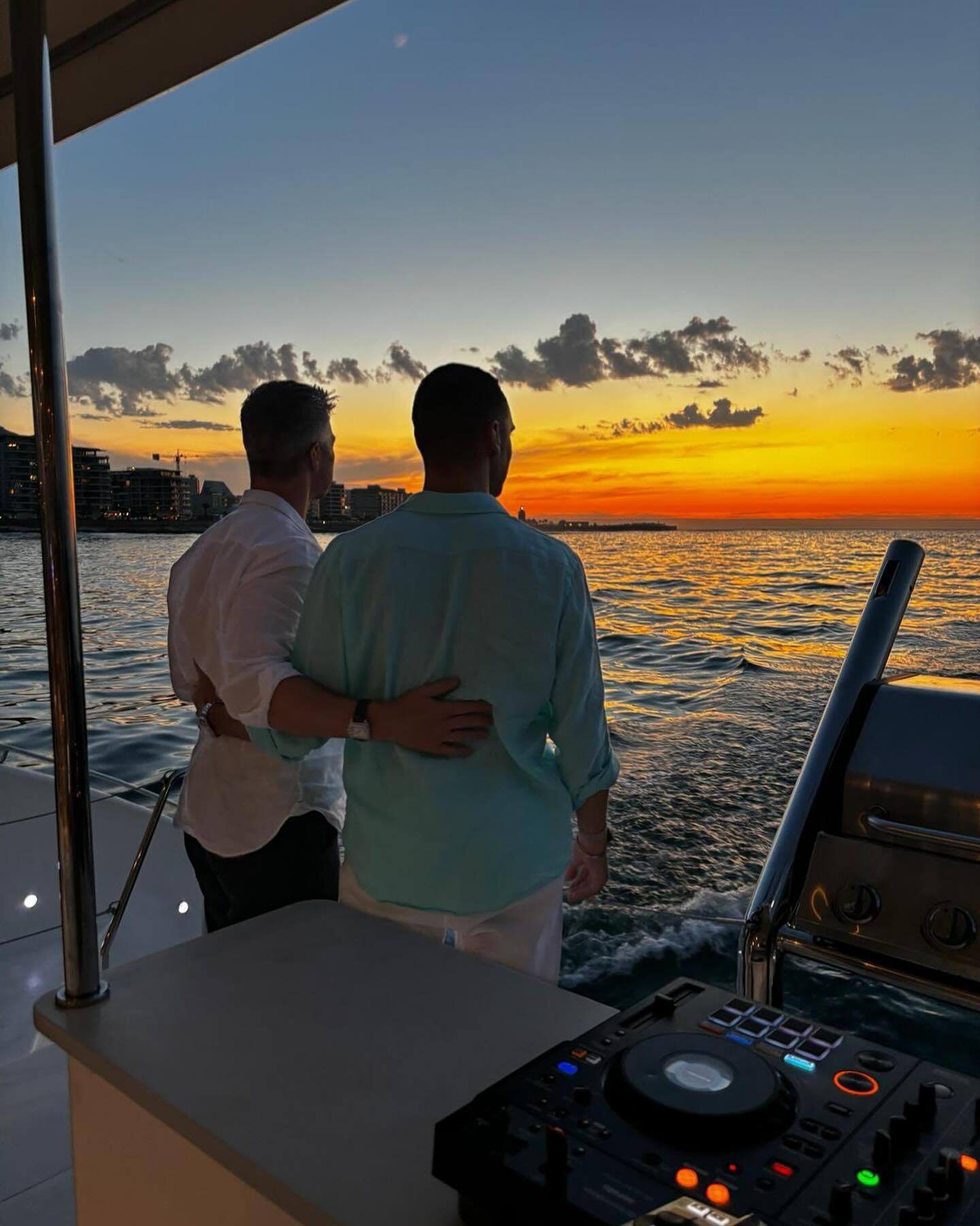 Der ehemalige Rennfahrer Ralf Schumacher zeigt sich in einem Instagram-Post Kulisse Arm in Arm mit einem Mann.