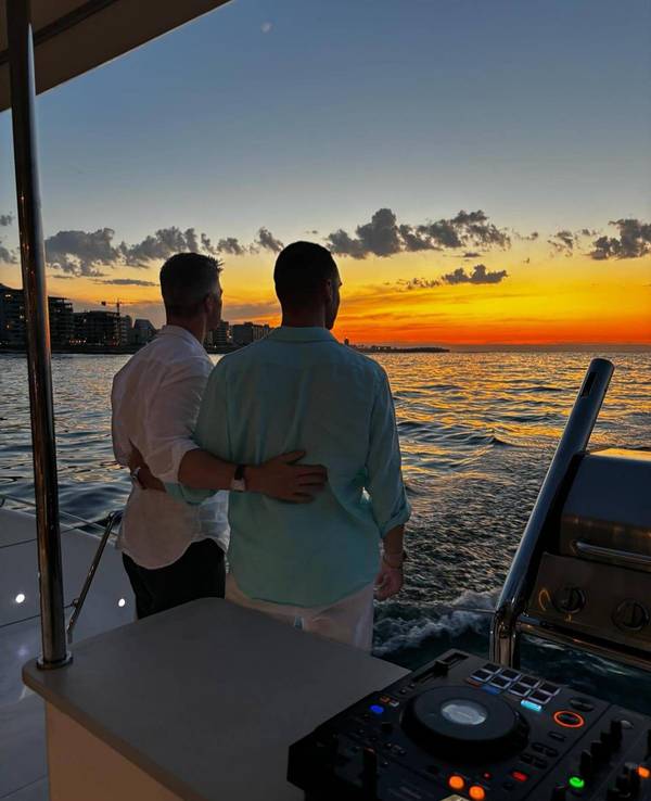 Der ehemalige Rennfahrer Ralf Schumacher zeigt sich in einem Instagram-Post Kulisse Arm in Arm mit einem Mann.