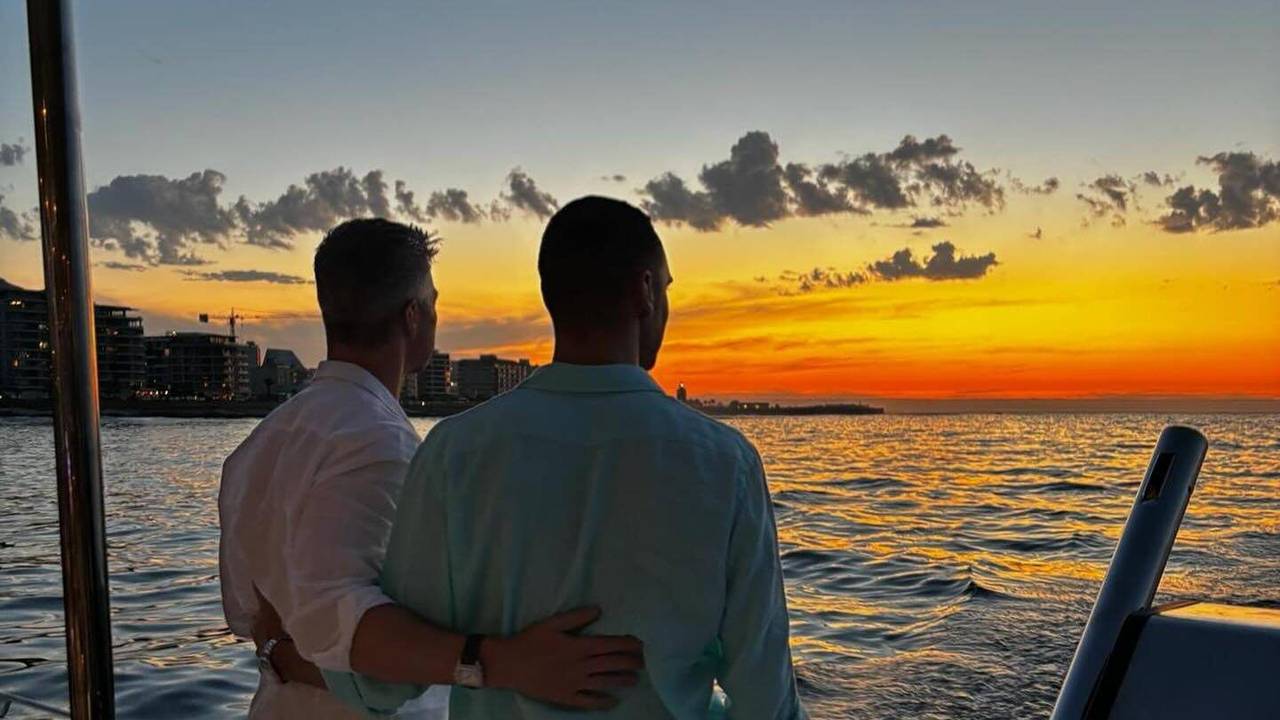 Der ehemalige Rennfahrer Ralf Schumacher zeigt sich in einem Instagram-Post Kulisse Arm in Arm mit einem Mann.
