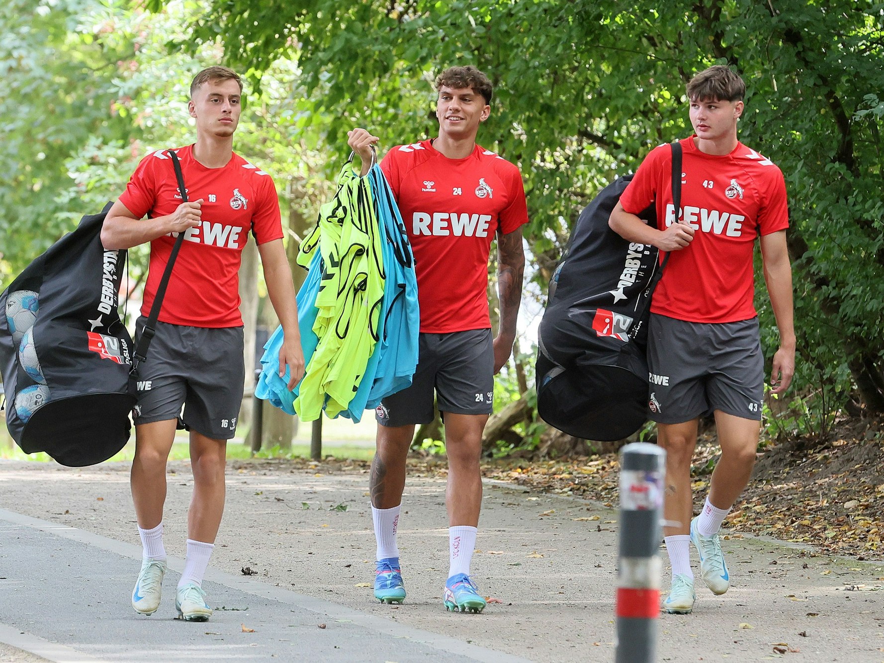 Die Kölner Spieler Marvin Obuz, Julian Pauli und Jaka Cuber Potocnik auf dem Weg zum Training.