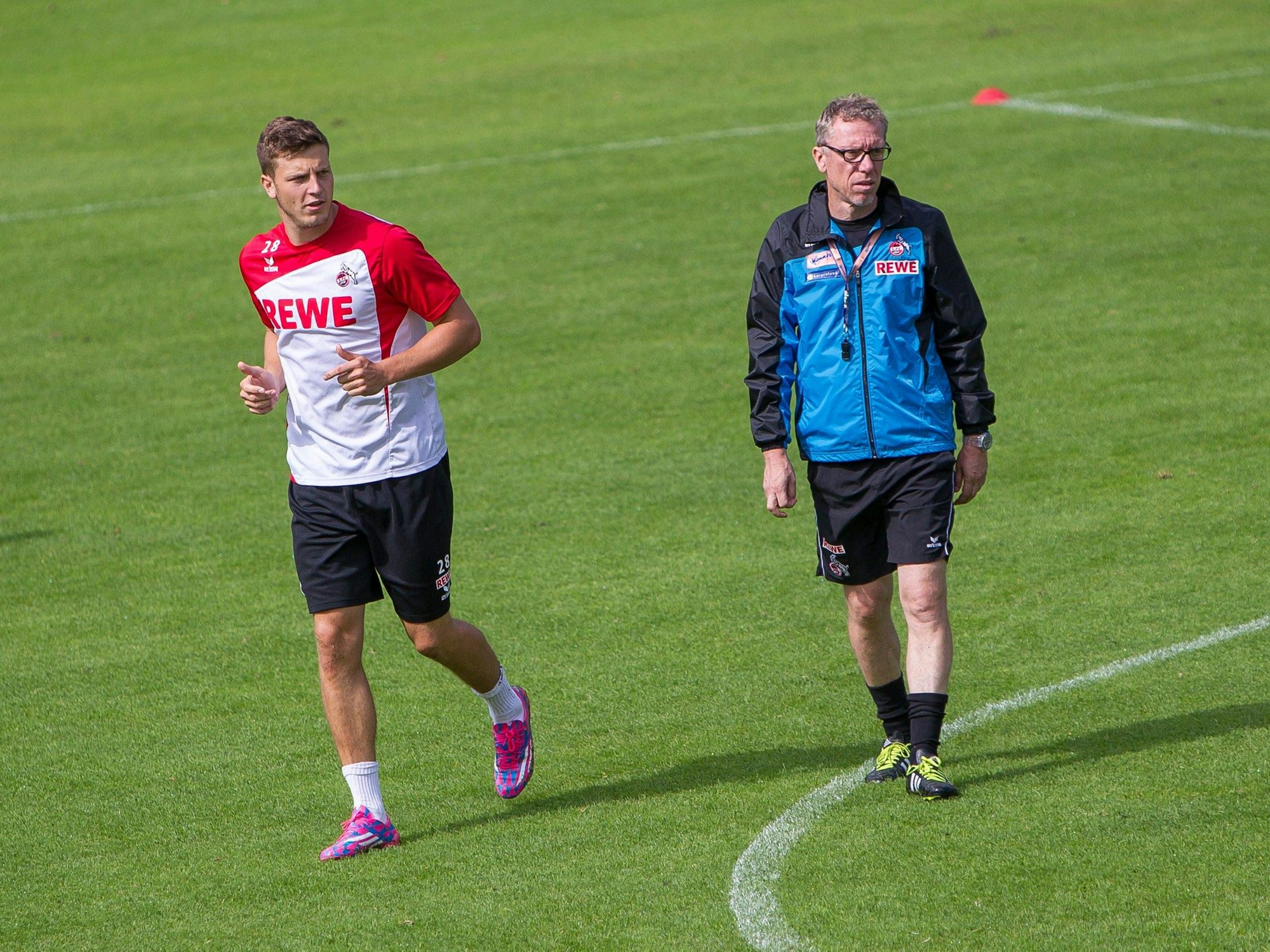 Ex-FC-Profi Kevin Wimmer gemeinsam mit seinem ehemaligen Trainer Peter Stöger am 29. Juli 2014 im Trainingslager des 1. FC Köln in Kitzbühel.
