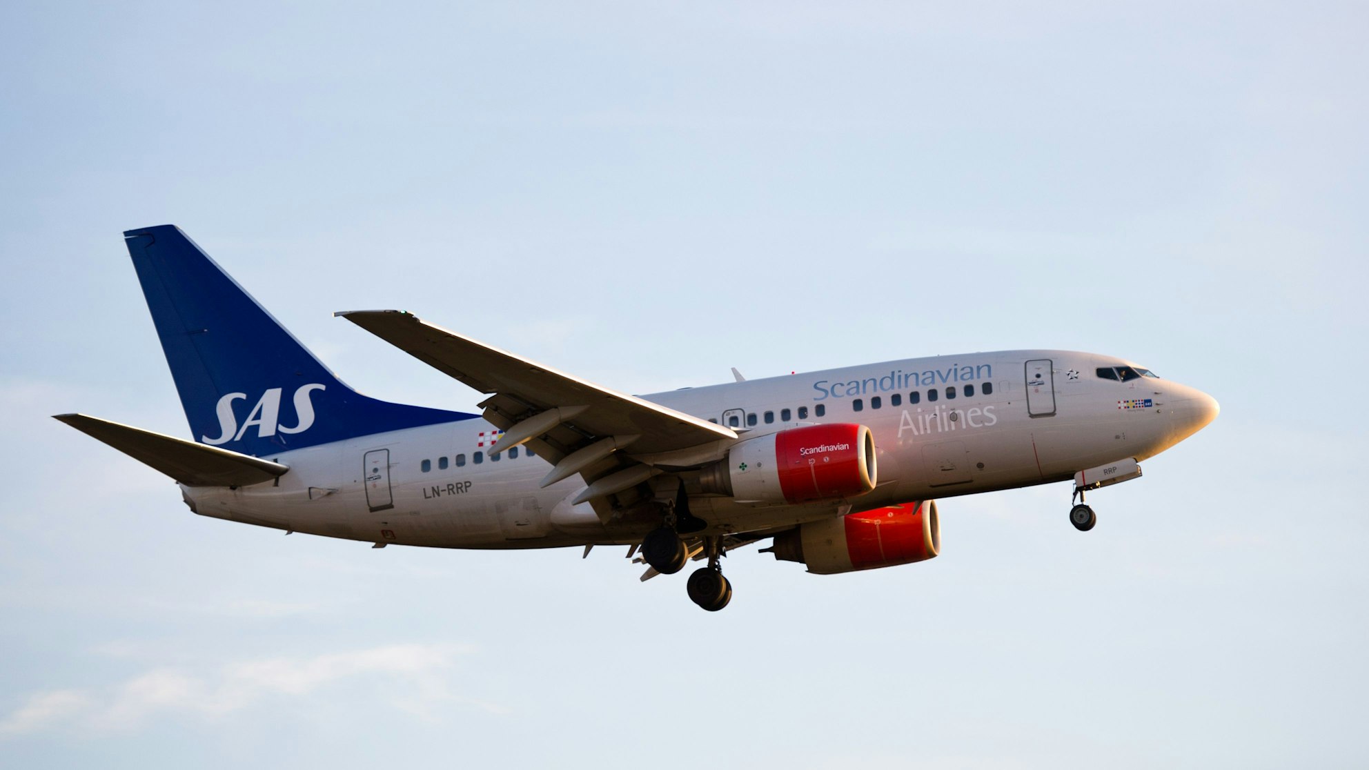 Ein Airbus der Luftfahrtgesellschaft Scandinavian Airlines SAS im Landeanflug auf den Flughafen Tegel.