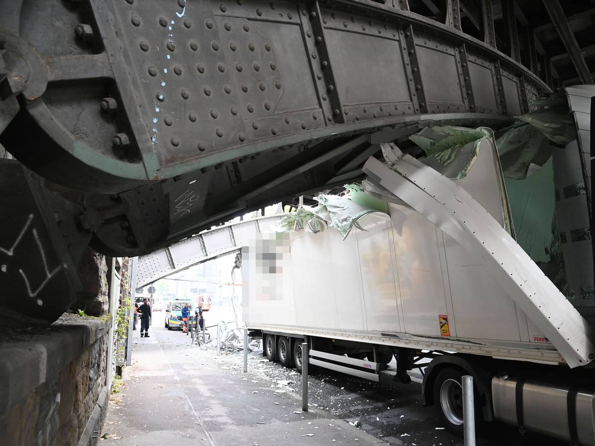 Ein Lkw hängt unter einer Brücke fest