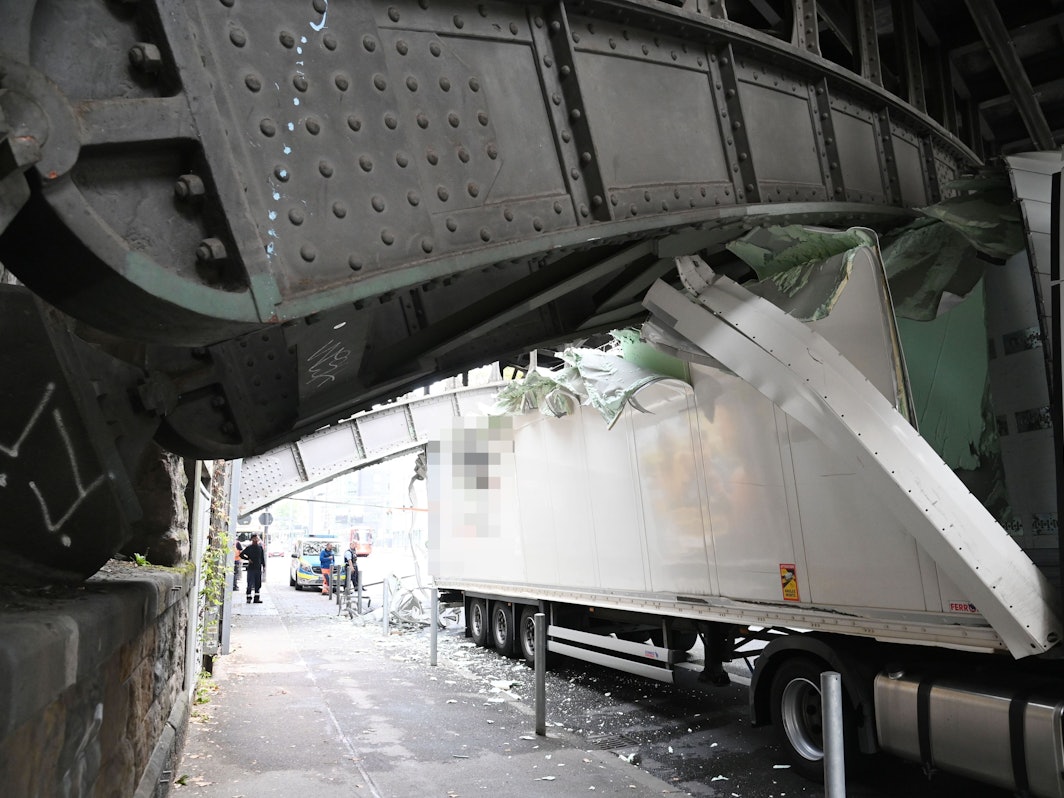 Ein Lkw hängt unter einer Brücke fest
