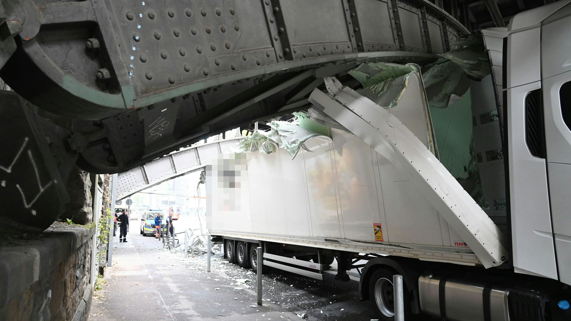 Ein Lkw hängt unter einer Brücke fest