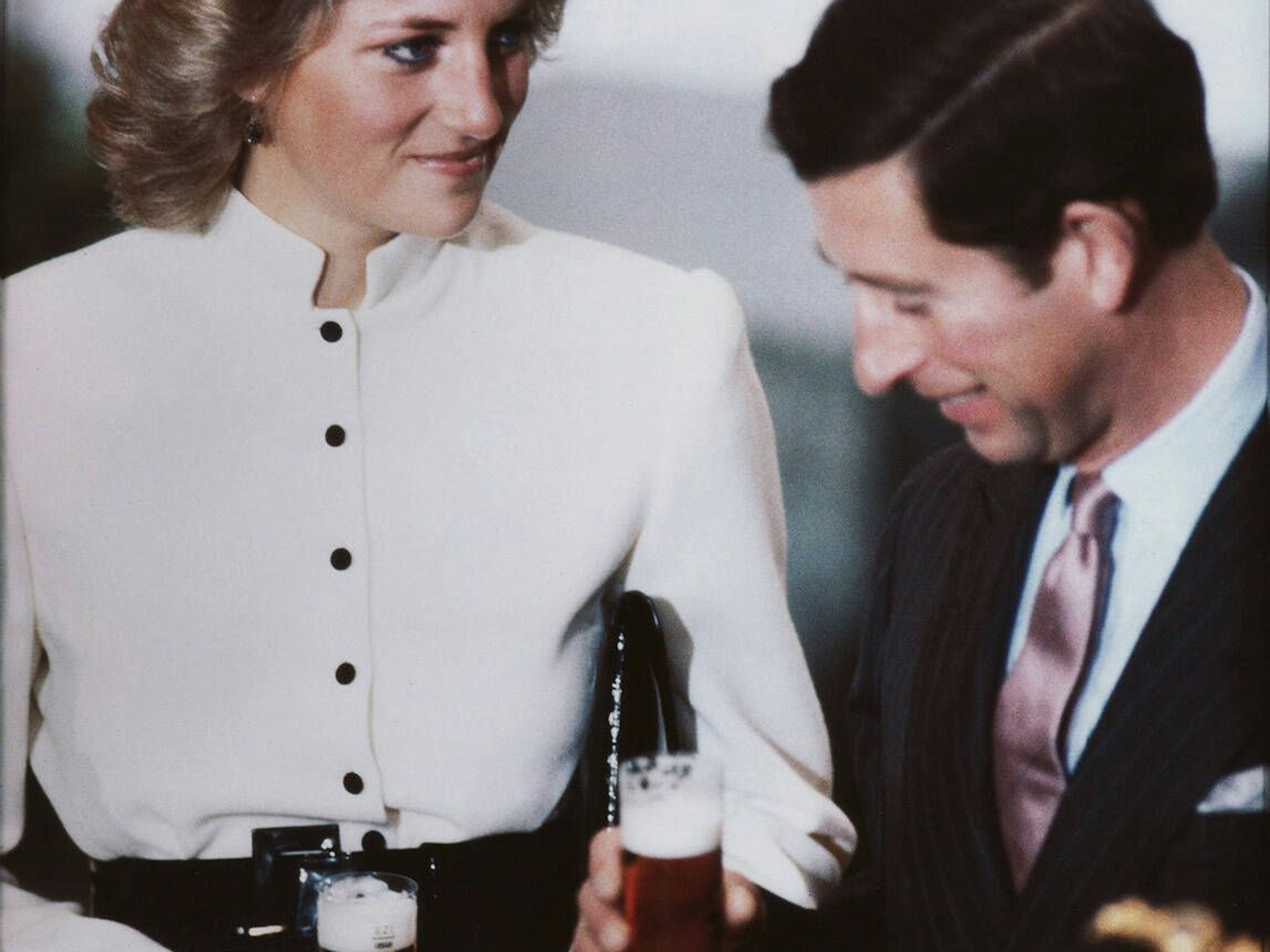 Lady Di und Prinz Charles besuchten 1987 Köln. Natürlich wurde auch mit einem Glas Kölsch angestoßen.