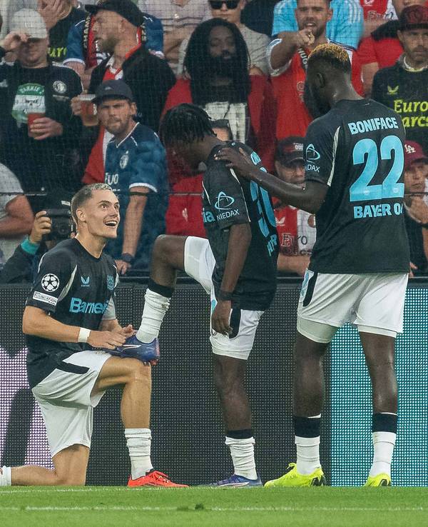 Florian Wirtz jubelt nach seinem Tor zum 3:0 mit Jeremie Frimpong, Victor Boniface und Martin Terrier.