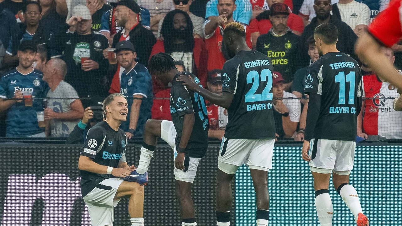 Florian Wirtz jubelt nach seinem Tor zum 3:0 mit Jeremie Frimpong, Victor Boniface und Martin Terrier.
