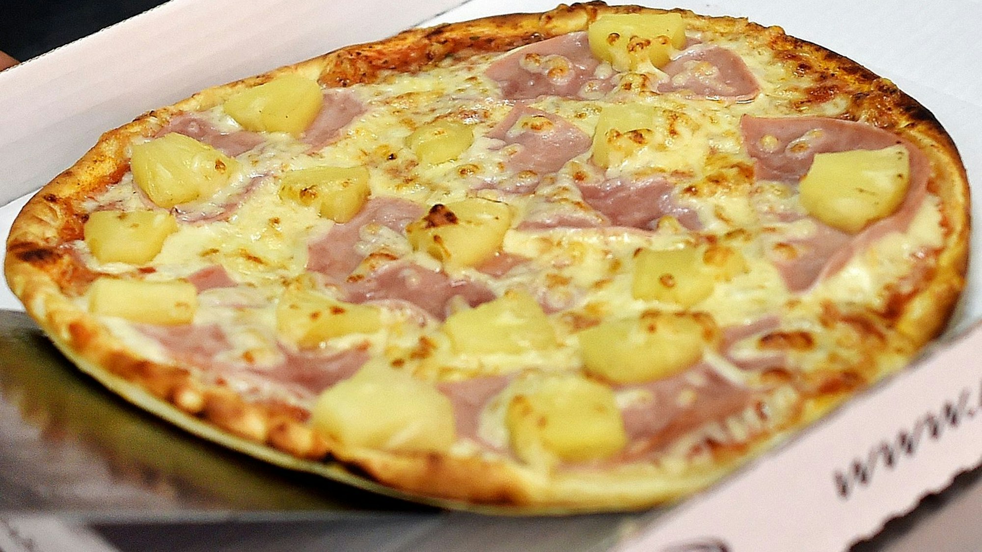 Eine Pizza in einem Karton