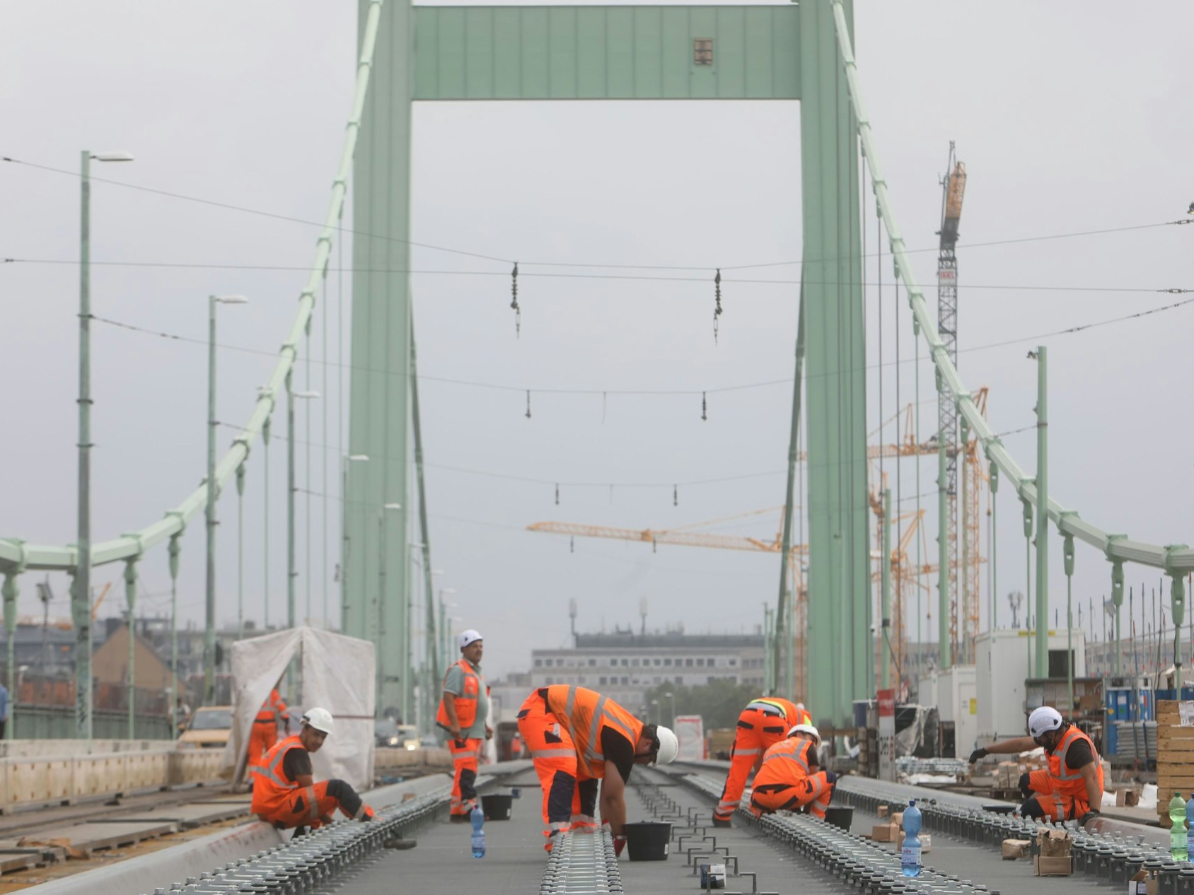 Sanierungsarbeiten auf einer Brücke.