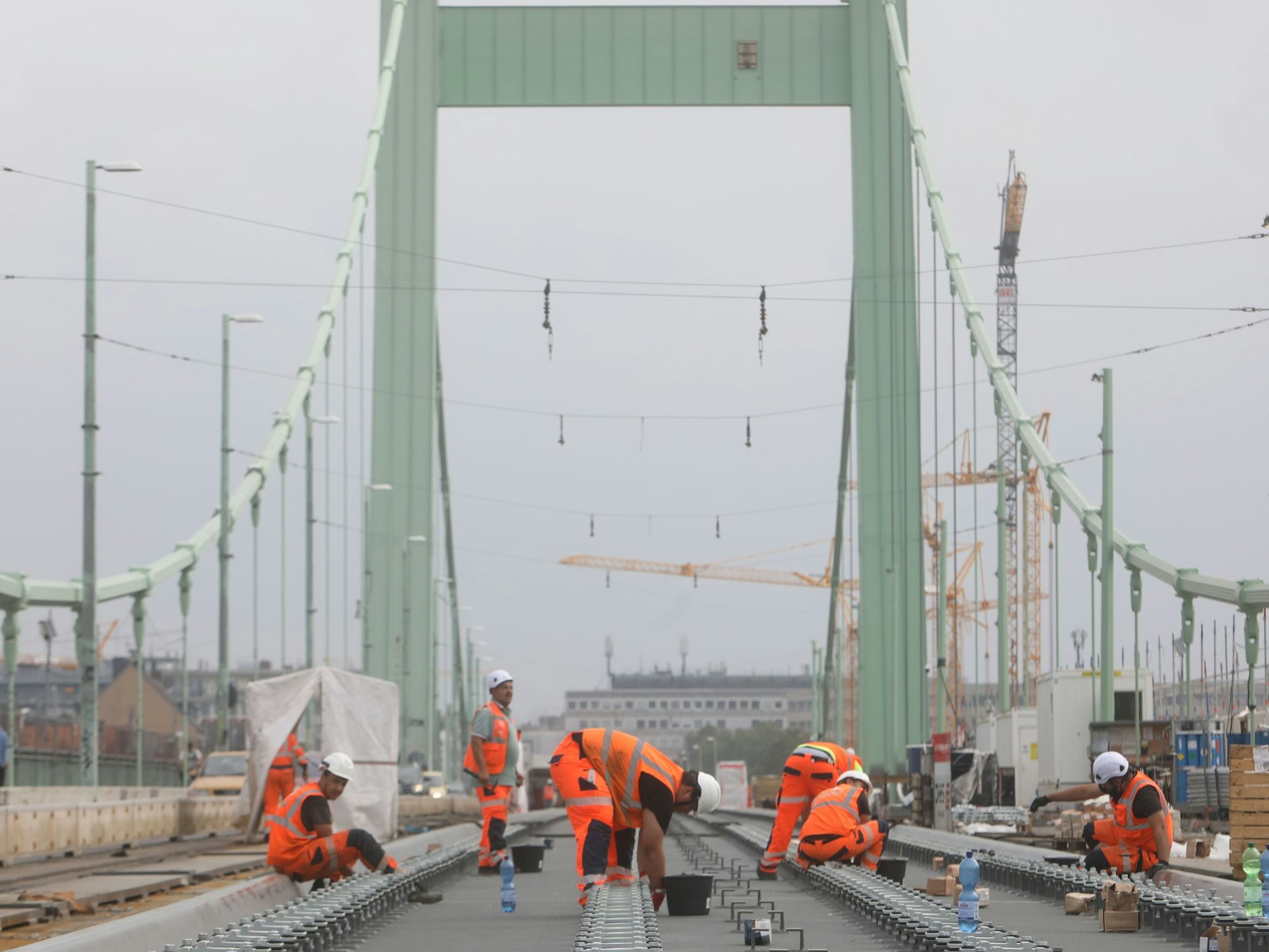 Sanierungsarbeiten auf einer Brücke.