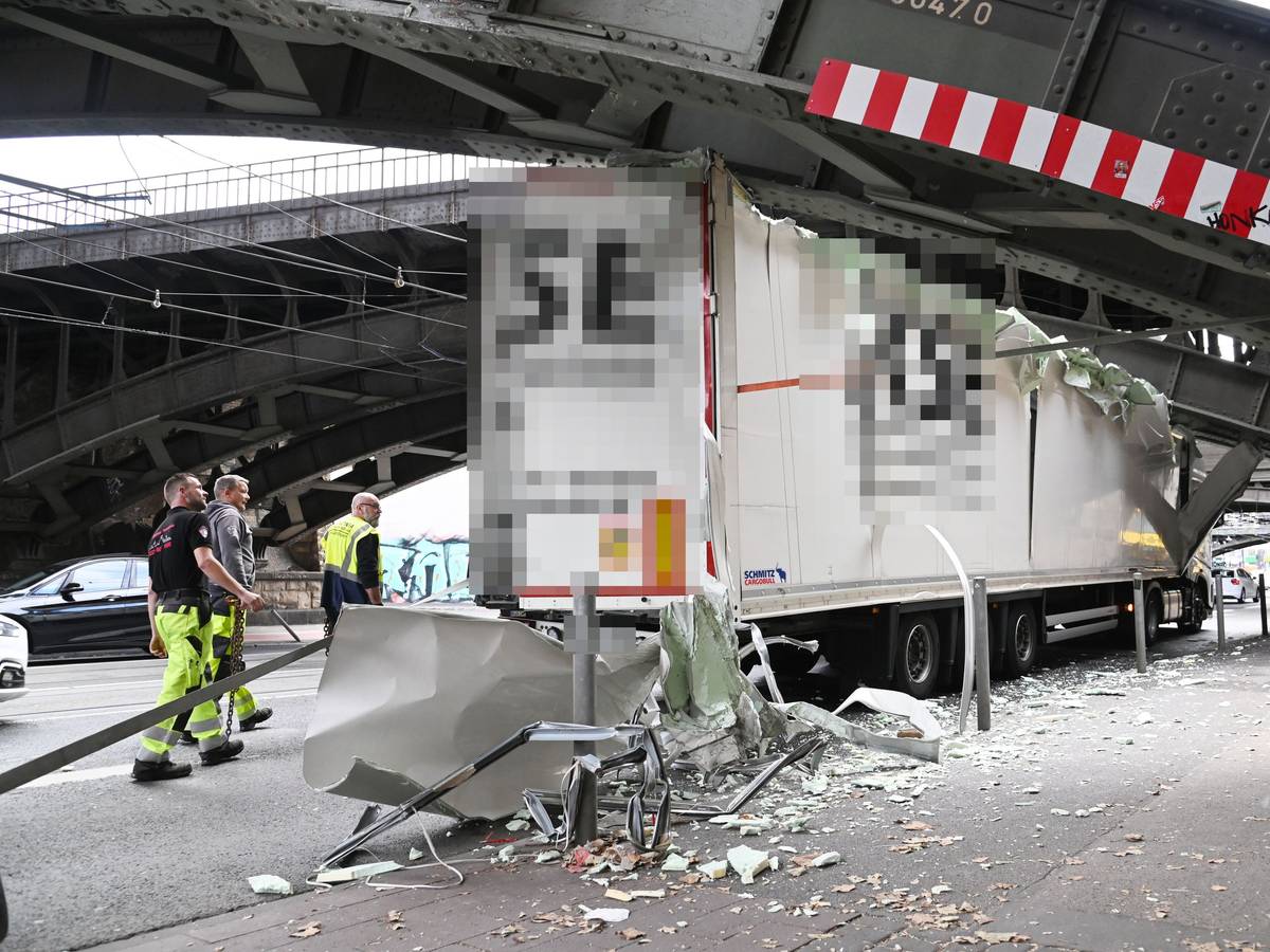 Ein Lkw hängt unter einer Kölner Brücke fest.