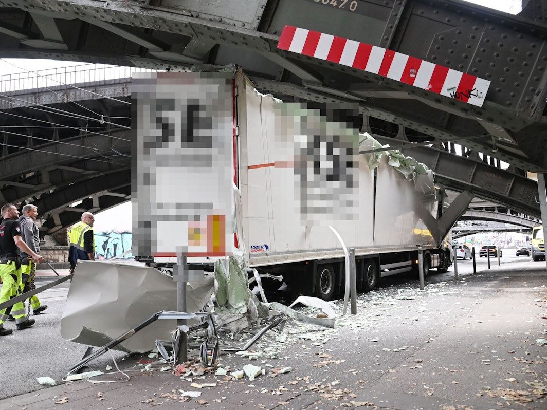 Ein Lkw hängt unter einer Kölner Brücke fest.