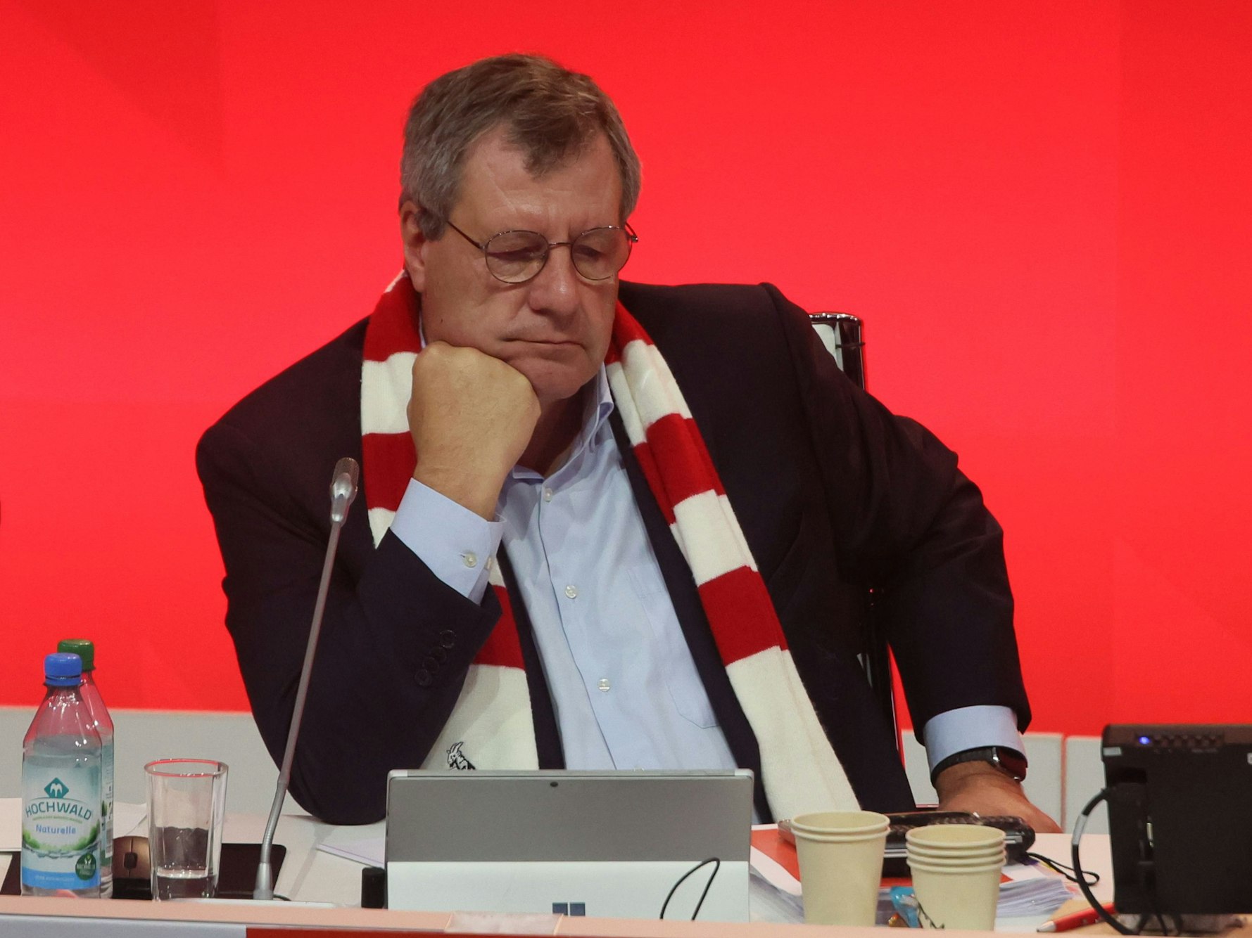 Werner Wolf, Präsident des 1. FC Köln, bei der Mitgliederversammlung in der Lanxess-Arena.