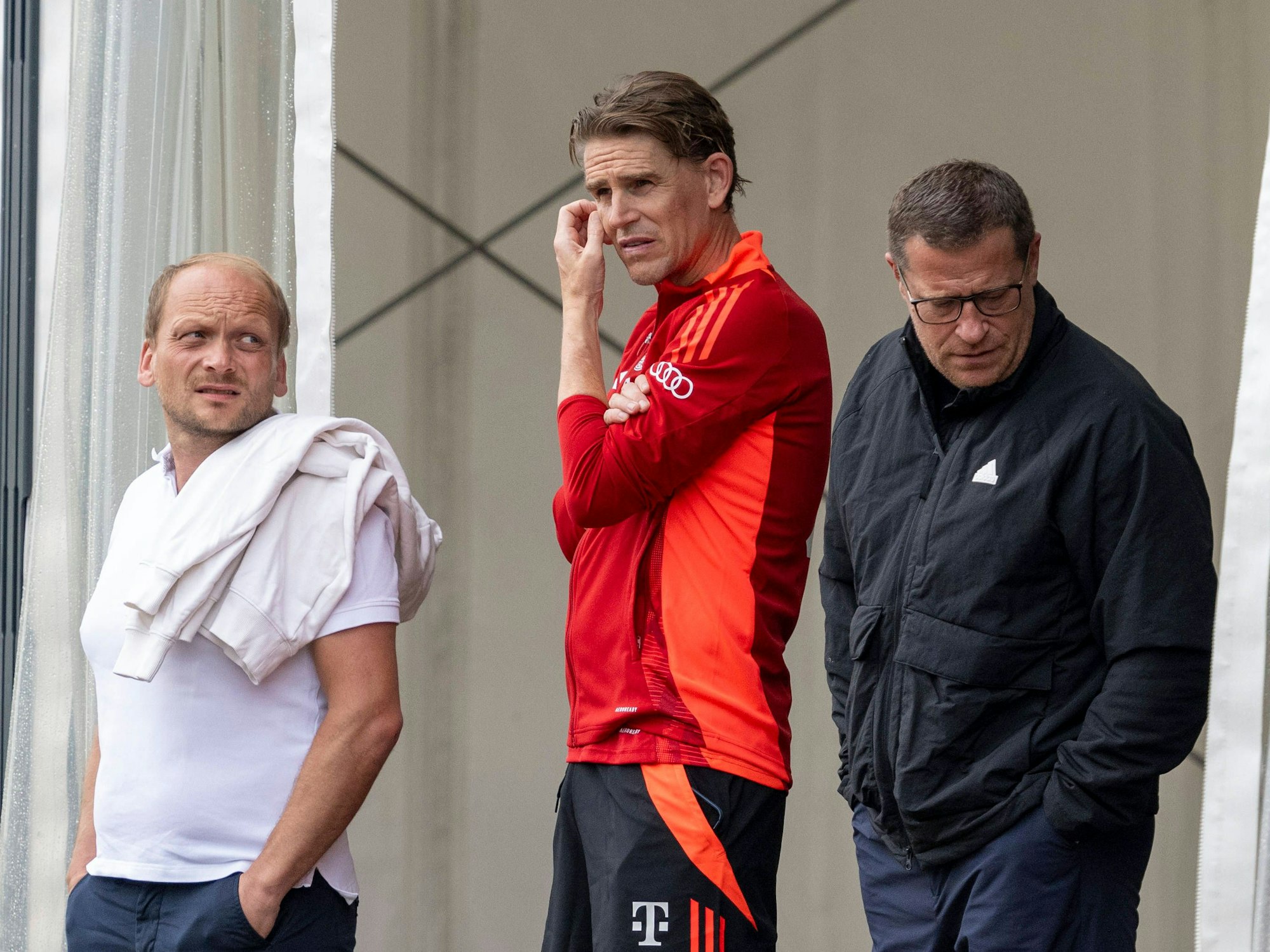 Chefscout Markus Pilawa im Trainingslager im Gespräch mit Christoph Freund und Max Eberl. E