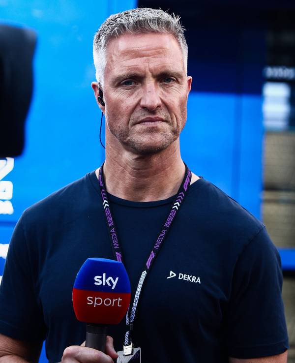 Ralf Schumacher mit Sky-Mikrofon in der Hand.