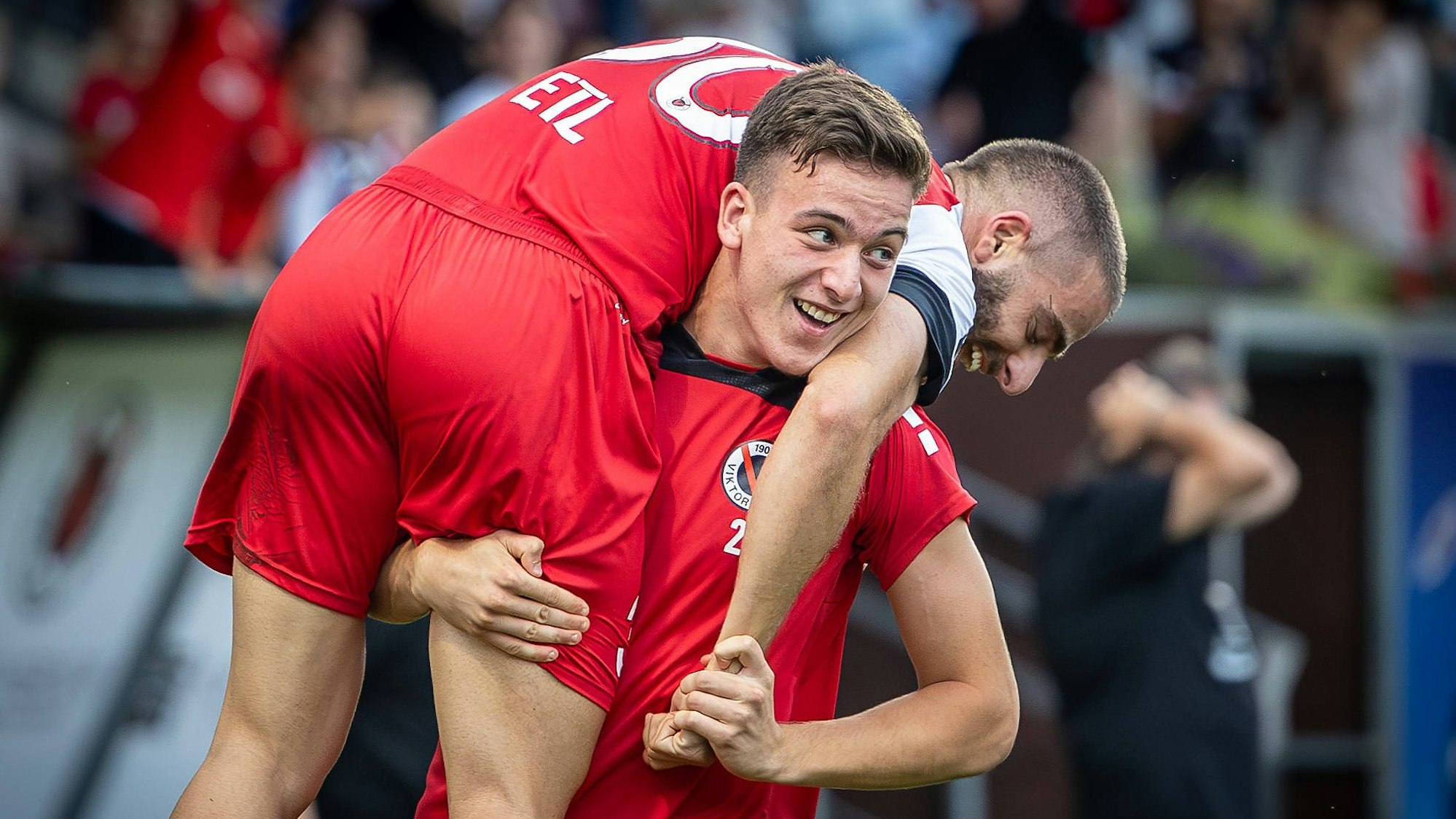 Bei Viktoria Köln wird Serhat-Semih Güler schon auf Händen getragen: Hier feiert Teamkollege Said El Mala mit dem Matchwinner im Spiel gegen den SC Verl.