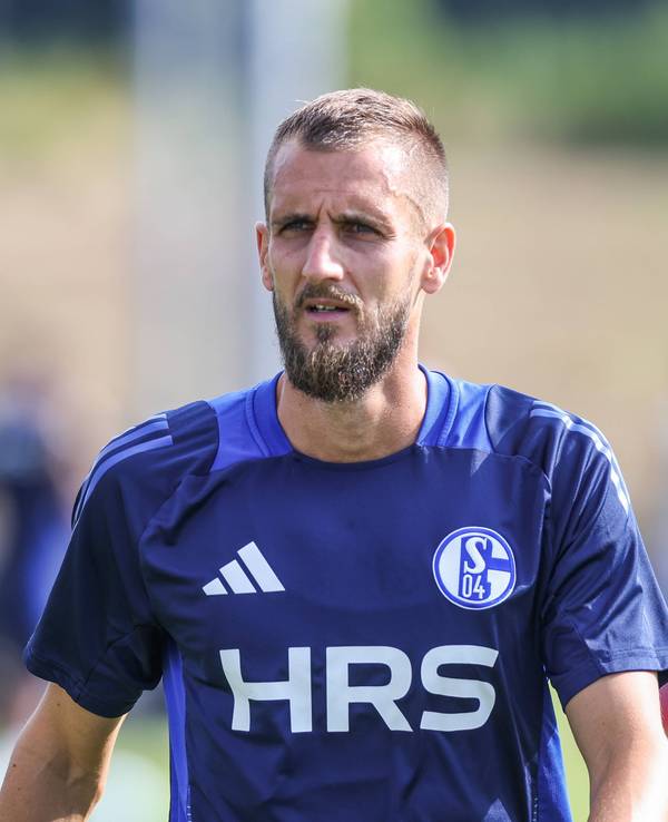 Dominick Drexler beim Aufwärm-Programm im Schalke-Training.