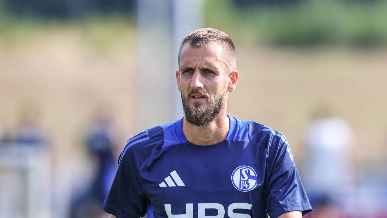 Dominick Drexler beim Aufwärm-Programm im Schalke-Training.