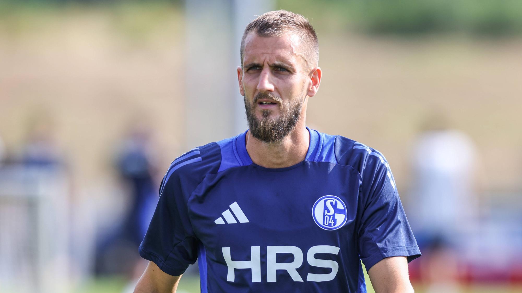 Dominick Drexler beim Aufwärm-Programm im Schalke-Training.