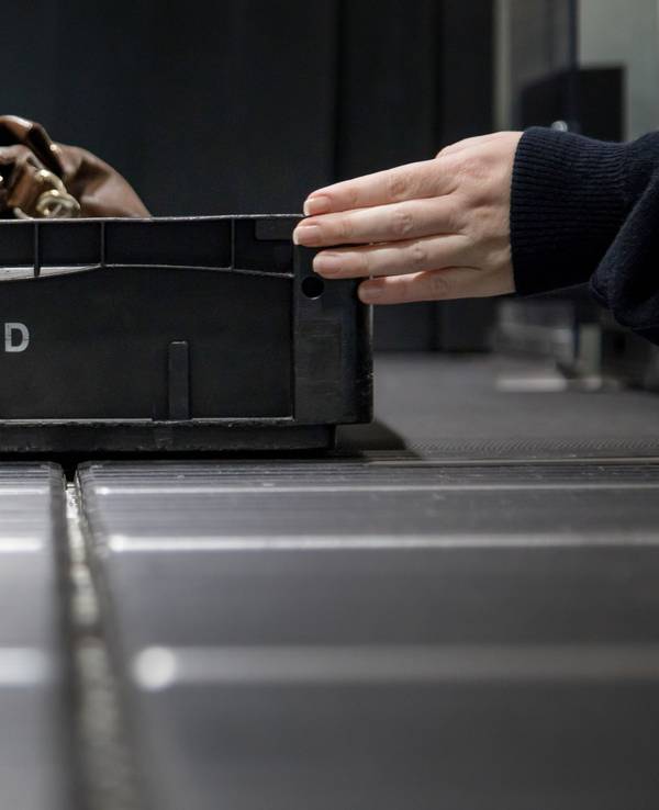 «Airport Tray Aesthetic» nennt sich ein neuer Social-Media-Trend. Die Handgepäckstücke werden dabei stilvoll in der Sicherheitswanne drapiert - was für Stillstand und Unmut an der Sicherheitskontrolle sorgt.