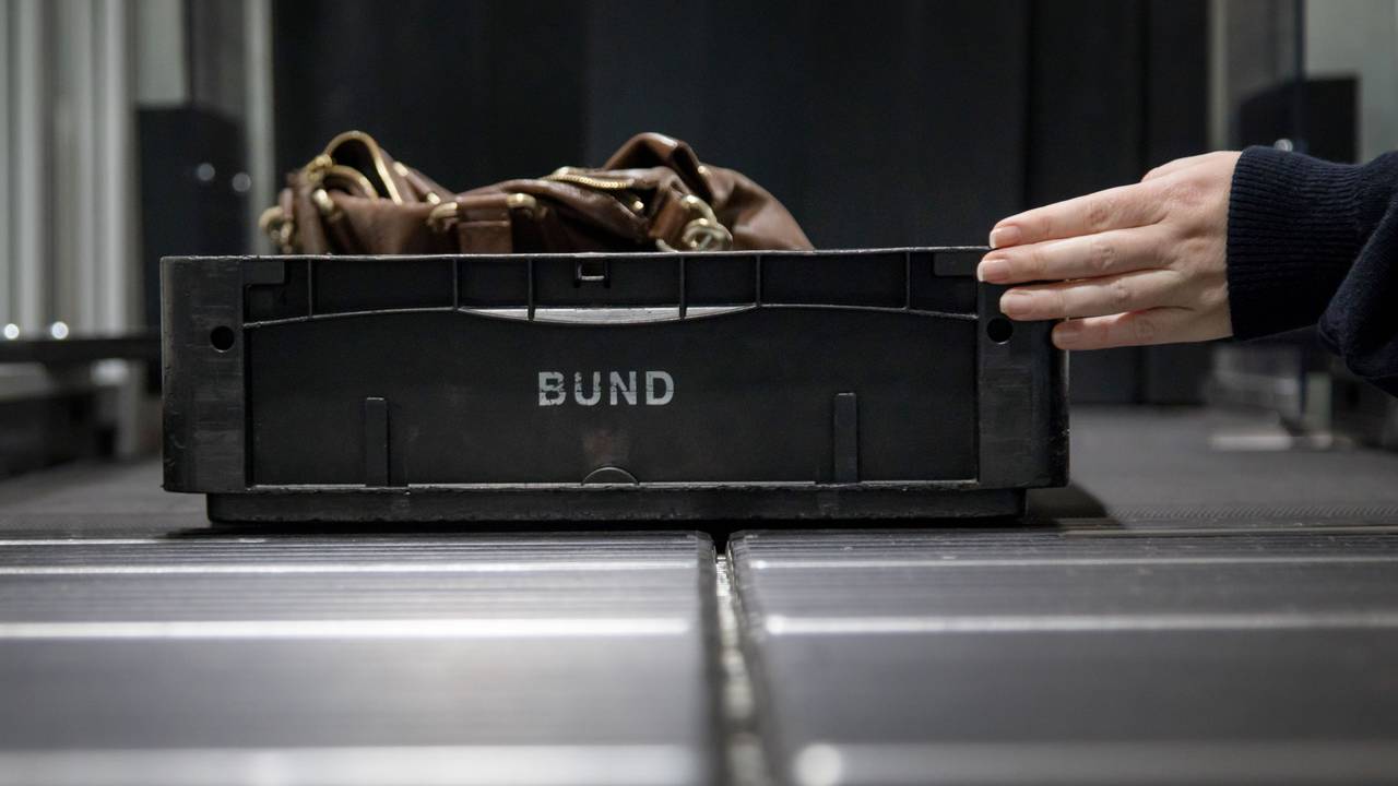 «Airport Tray Aesthetic» nennt sich ein neuer Social-Media-Trend. Die Handgepäckstücke werden dabei stilvoll in der Sicherheitswanne drapiert - was für Stillstand und Unmut an der Sicherheitskontrolle sorgt.